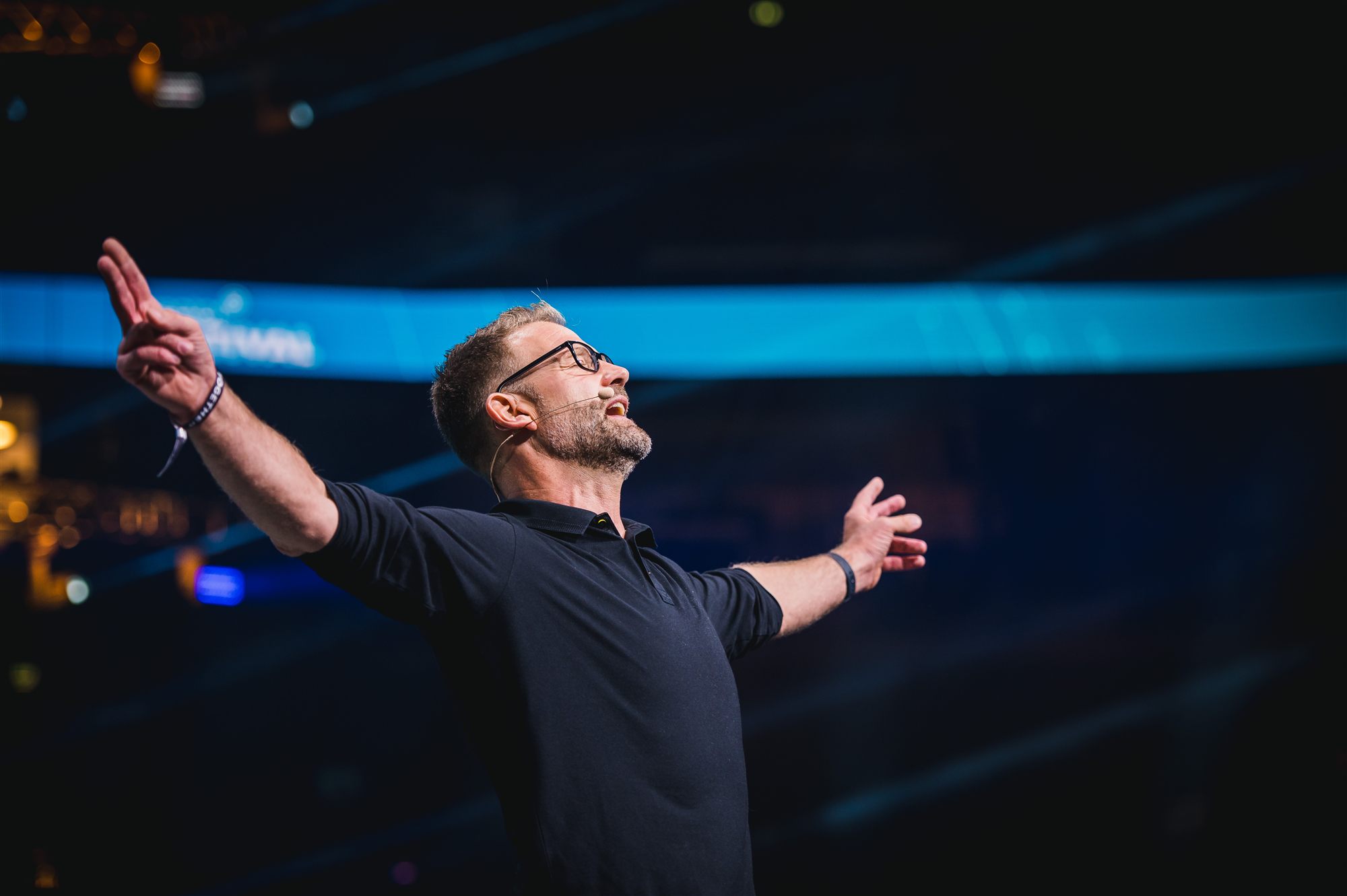 Christian Bischoff mit offenen Armen live vor Publikum