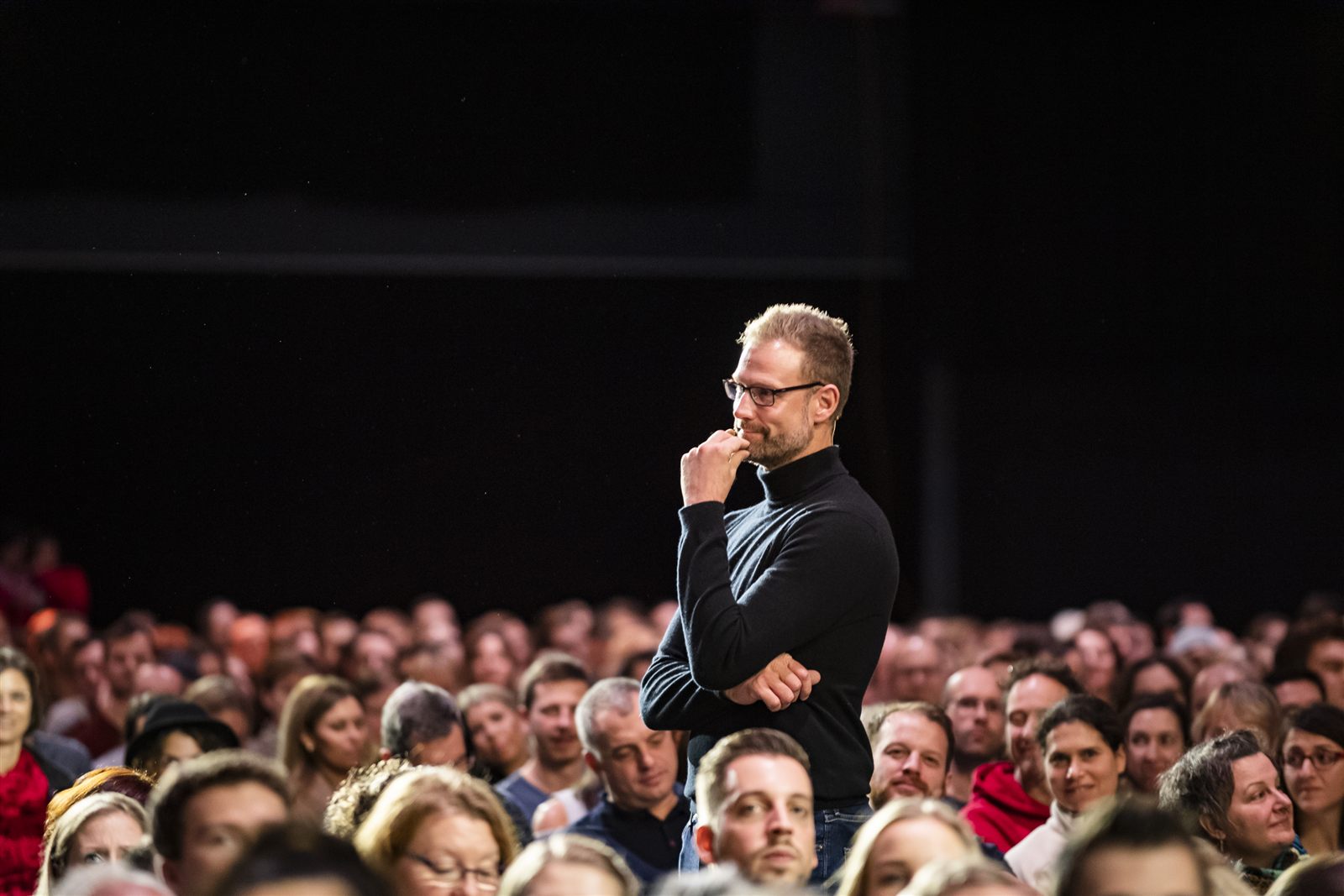 Christian Bischoff steht mitten in einem großen Publikum