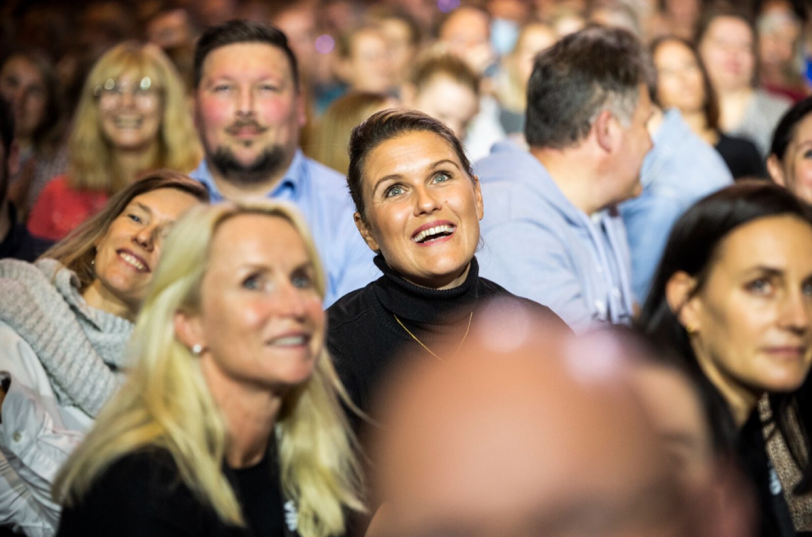 Teilnehmerinnen im Publikum, lachend und ber&uuml;hrt